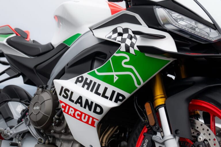 APRILIA RS 660 PHILLIP ISLAND TRIBUTE ｜トラックレイアウトとチェッカー旗を描く! WGP/MotoGP通算10勝の栄光を纏う、アプリリアのミドルスーパースポーツがEICMA2026で公開【RS 660 フィリップアイランドトリビュート】