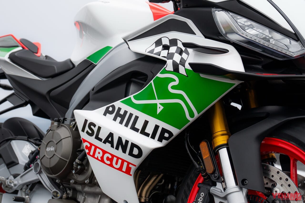 APRILIA RS 660 PHILLIP ISLAND TRIBUTE |トラックレイアウトとチェッカー旗を描く! WGP/MotoGP通算10勝の栄光を纏う、アプリリアのミドルスーパースポーツがEICMA2026で公開【RS 660 フィリップアイランドトリビュート】