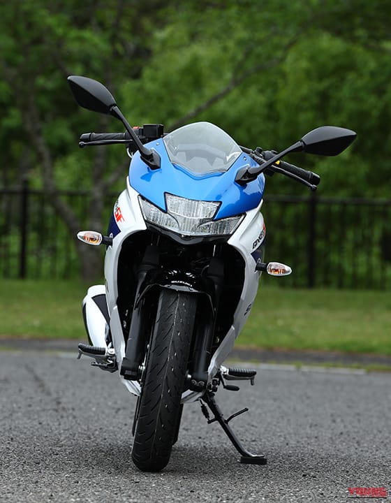 フロント｜コスパ最強の250ccフルカウル！スズキ「ジクサーSF250」に全日本ライダー岡崎静夏が試乗「曲がりすぎない」ハンドリングと意外すぎるツアラー適性を徹底インプレ