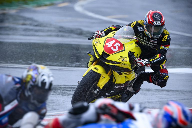長島哲太 全日本ロードレース選手権第6戦岡山｜【ファインダー越しに見た長島哲太×ダンロップの挑戦2026】初優勝を呼び込む一流の駆け引き：全日本ロードレース選手権第6戦岡山