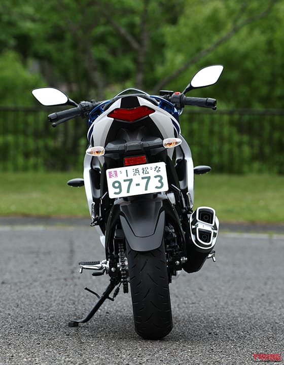 リア｜コスパ最強の250ccフルカウル！スズキ「ジクサーSF250」に全日本ライダー岡崎静夏が試乗「曲がりすぎない」ハンドリングと意外すぎるツアラー適性を徹底インプレ