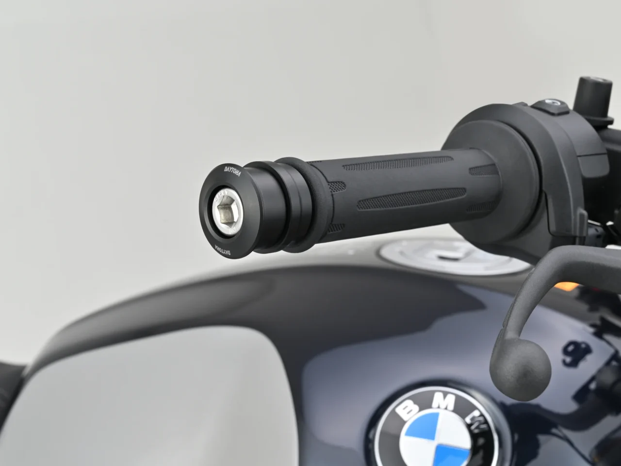 バーエンドミラーアダプター|デイトナから、GSX-8シリーズおよびBMW R12/nineTシリーズの純正ハンドルに対応する「バーエンドミラーアダプター」がリリース!