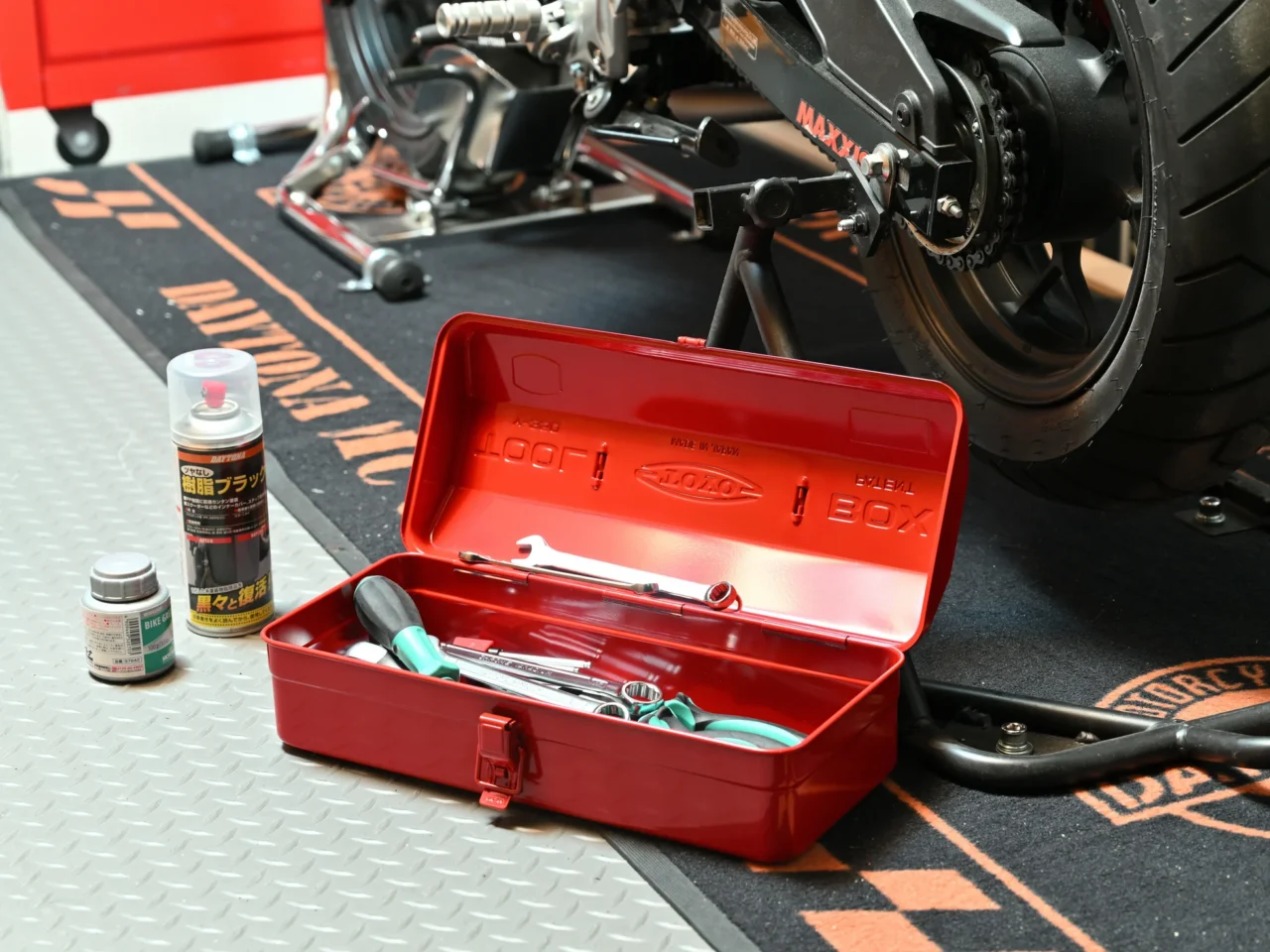 TOYO STEEL コラボツールBOX|「これ、ただの工具箱じゃない!」バイク乗りの物欲を強烈に刺激する、鉄の質感が生む最高のマッチング