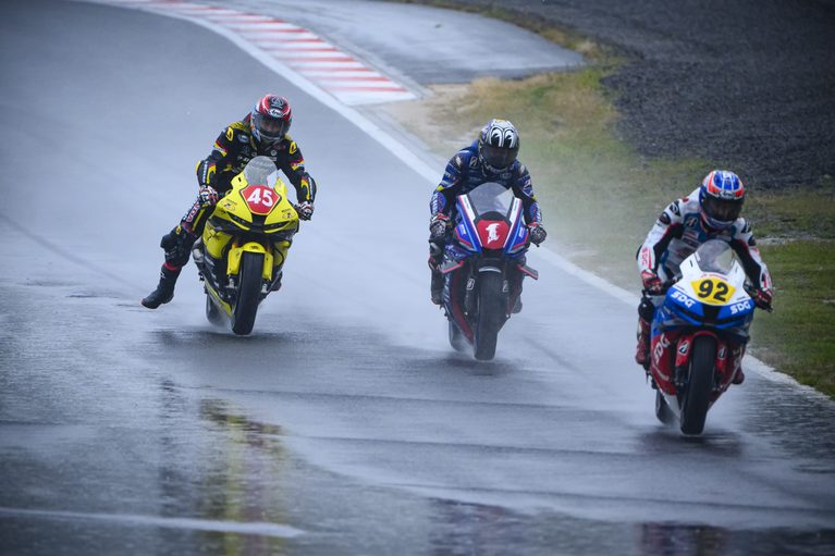 長島哲太 全日本ロードレース選手権第6戦岡山｜【ファインダー越しに見た長島哲太×ダンロップの挑戦2026】初優勝を呼び込む一流の駆け引き：全日本ロードレース選手権第6戦岡山