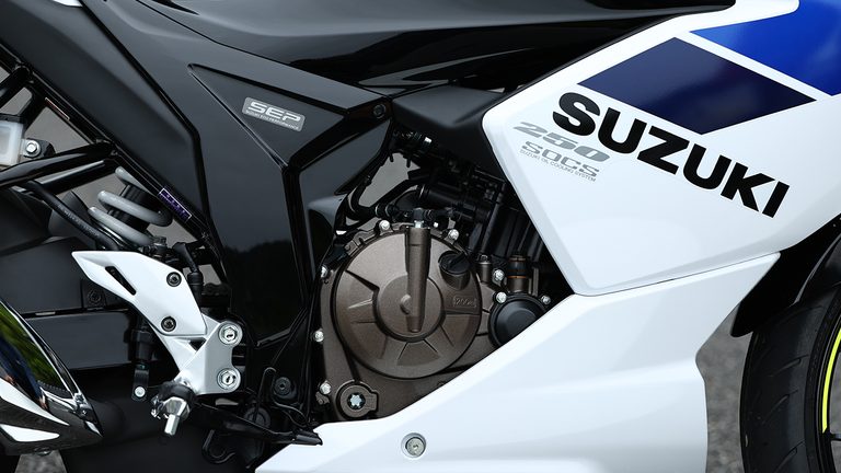 油冷単気筒エンジンを搭載。 |コスパ最強の250ccフルカウル!スズキ「ジクサーSF250」に全日本ライダー岡崎静夏が試乗「曲がりすぎない」ハンドリングと意外すぎるツアラー適性を徹底インプレ
