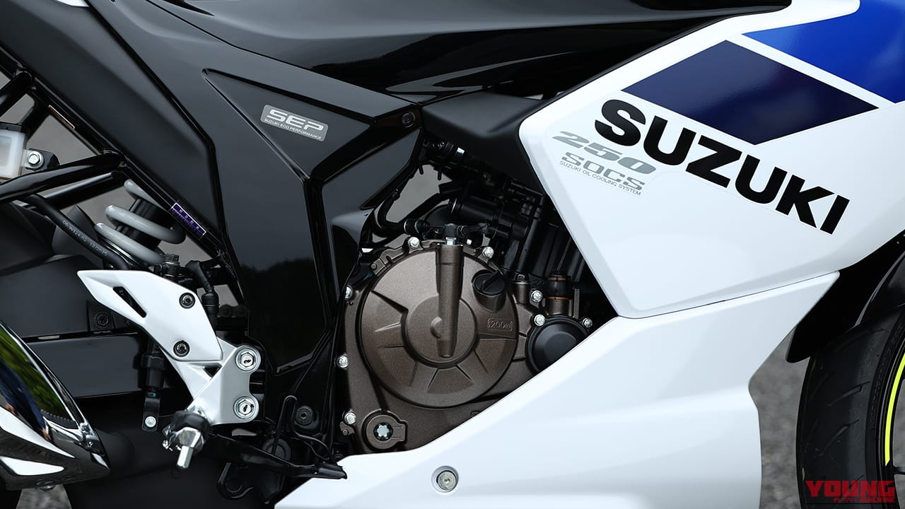 油冷単気筒エンジンを搭載。 |コスパ最強の250ccフルカウル!スズキ「ジクサーSF250」に全日本ライダー岡崎静夏が試乗「曲がりすぎない」ハンドリングと意外すぎるツアラー適性を徹底インプレ