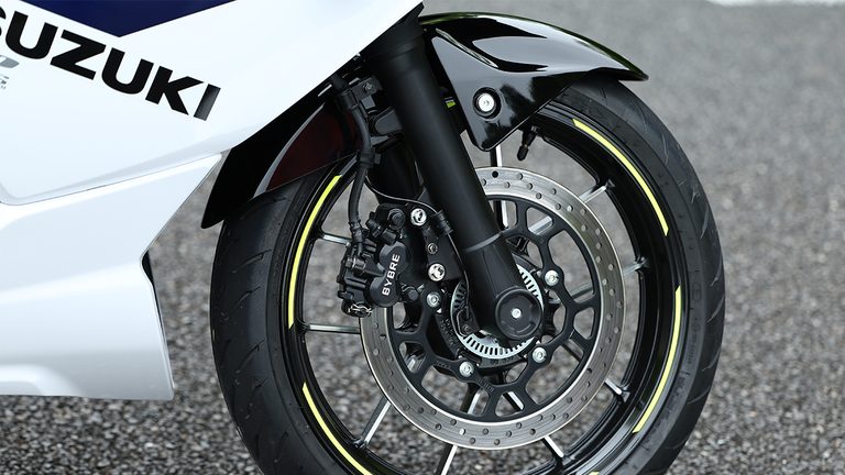 フロントブレーキはシングルディスク式|コスパ最強の250ccフルカウル!スズキ「ジクサーSF250」に全日本ライダー岡崎静夏が試乗「曲がりすぎない」ハンドリングと意外すぎるツアラー適性を徹底インプレ