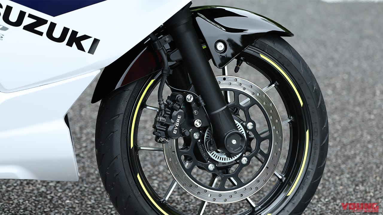 フロントブレーキはシングルディスク式｜コスパ最強の250ccフルカウル！スズキ「ジクサーSF250」に全日本ライダー岡崎静夏が試乗「曲がりすぎない」ハンドリングと意外すぎるツアラー適性を徹底インプレ
