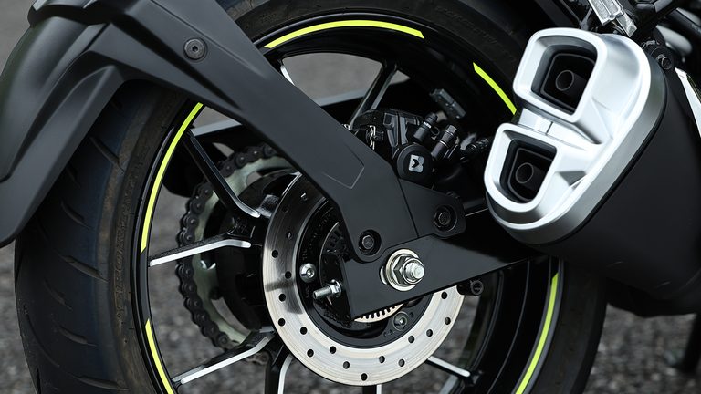 ブレーキキャリ パーはバイブレ製｜コスパ最強の250ccフルカウル！スズキ「ジクサーSF250」に全日本ライダー岡崎静夏が試乗「曲がりすぎない」ハンドリングと意外すぎるツアラー適性を徹底インプレ