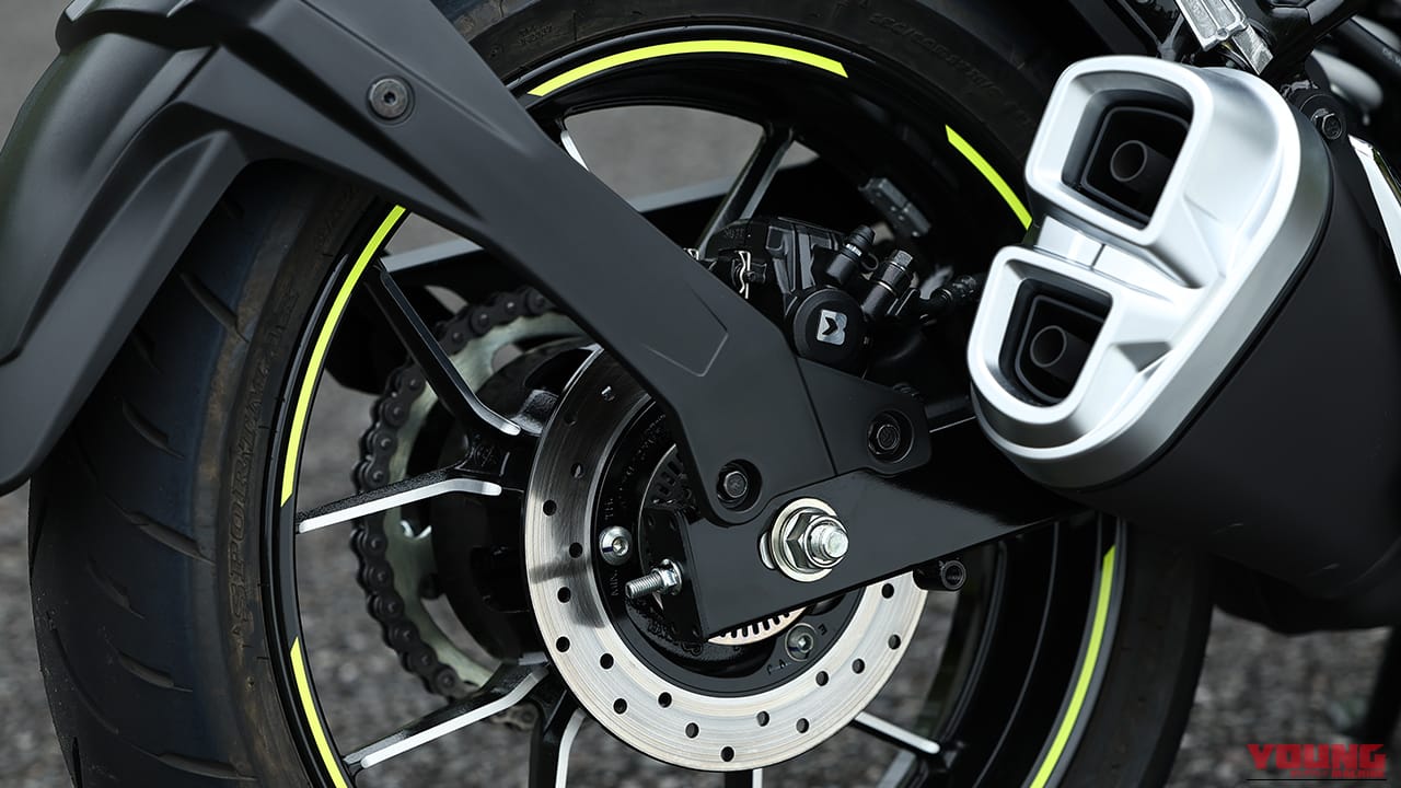 ブレーキキャリ パーはバイブレ製｜コスパ最強の250ccフルカウル！スズキ「ジクサーSF250」に全日本ライダー岡崎静夏が試乗「曲がりすぎない」ハンドリングと意外すぎるツアラー適性を徹底インプレ