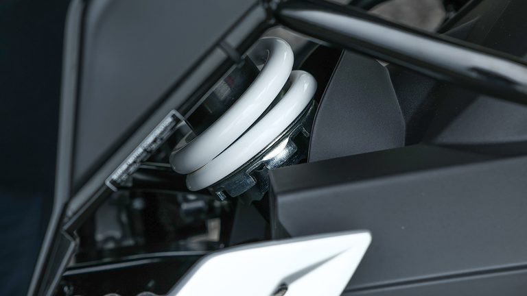 ホワイトスプリングのリヤモノショック｜コスパ最強の250ccフルカウル！スズキ「ジクサーSF250」に全日本ライダー岡崎静夏が試乗「曲がりすぎない」ハンドリングと意外すぎるツアラー適性を徹底インプレ