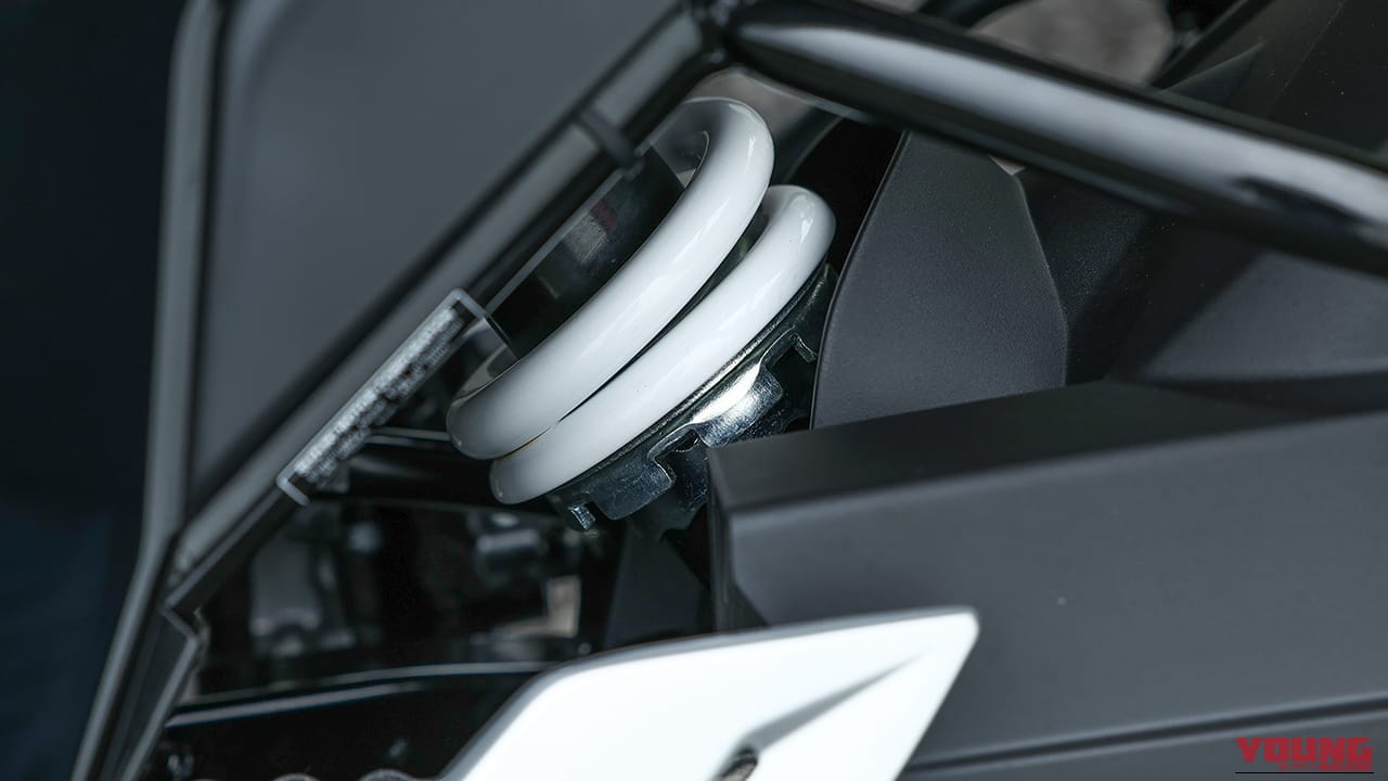 ホワイトスプリングのリヤモノショック｜コスパ最強の250ccフルカウル！スズキ「ジクサーSF250」に全日本ライダー岡崎静夏が試乗「曲がりすぎない」ハンドリングと意外すぎるツアラー適性を徹底インプレ