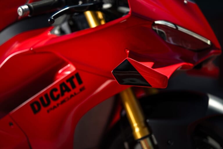 Ducati panigale v4|218psのデスモセディチV4と15000rpmの高回転! 300km/hで219.3psへ膨らむパワーを実現した、ドゥカティ「パニガーレV4 / S」が2027年4月に日本上陸