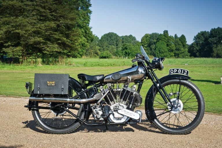 1926年モデルの、ブラウ・スーペリアSS100 アルパイン・グランドスポーツの車体、右側面｜「あのロールス・ロイスをもうならせた…」100年前のスーパーバイク。妥協なき美しさと比類なきパフォーマンスを実現した［ブラウ・スーペリア SS100 アルパイン・グランドスポーツ］を紹介