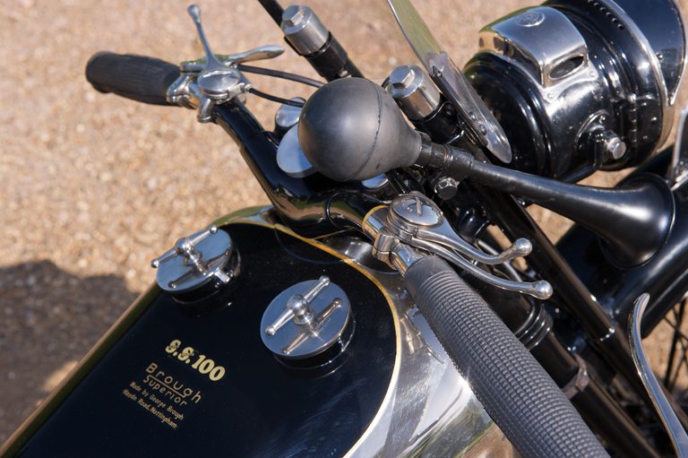 1926年モデルの、ブラウ・スーペリアSS100 アルパイン・グランドスポーツのハンドル周辺の写真｜「あのロールス・ロイスをもうならせた…」100年前のスーパーバイク。妥協なき美しさと比類なきパフォーマンスを実現した［ブラウ・スーペリア SS100 アルパイン・グランドスポーツ］を紹介