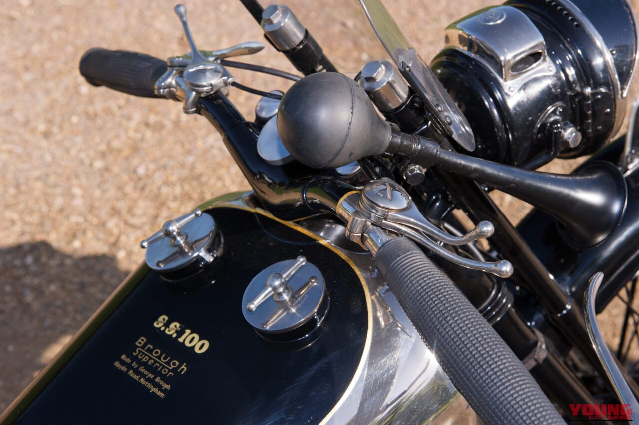1926年モデルの、ブラウ・スーペリアSS100 アルパイン・グランドスポーツのハンドル周辺の写真｜「あのロールス・ロイスをもうならせた…」100年前のスーパーバイク。妥協なき美しさと比類なきパフォーマンスを実現した［ブラウ・スーペリア SS100 アルパイン・グランドスポーツ］を紹介