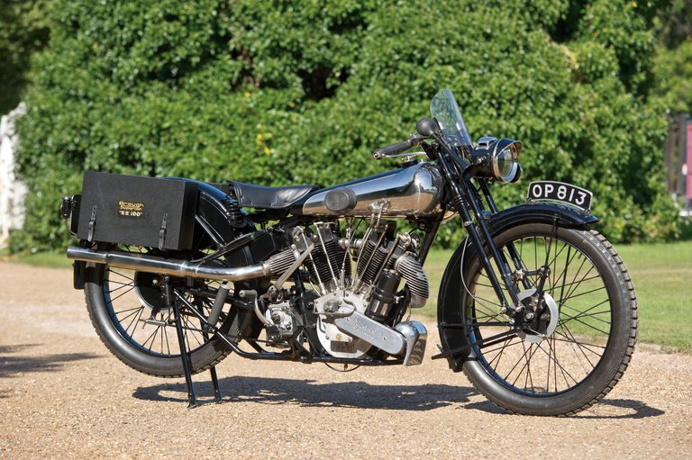 1926年モデルの、ブラウ・スーペリアSS100 アルパイン・グランドスポーツの車体、右側面の写真｜「あのロールス・ロイスをもうならせた…」100年前のスーパーバイク。妥協なき美しさと比類なきパフォーマンスを実現した［ブラウ・スーペリア SS100 アルパイン・グランドスポーツ］を紹介