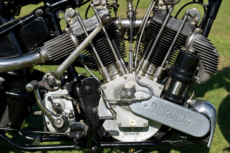 1926年モデルの、ブラウ・スーペリアSS100 アルパイン・グランドスポーツのエンジン部分｜「あのロールス・ロイスをもうならせた…」100年前のスーパーバイク。妥協なき美しさと比類なきパフォーマンスを実現した［ブラウ・スーペリア SS100 アルパイン・グランドスポーツ］を紹介