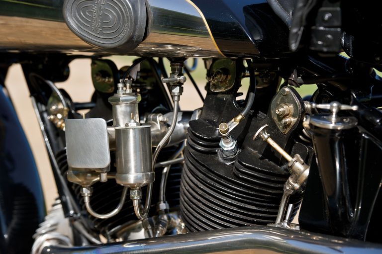 1926年モデルの、ブラウ・スーペリアSS100 アルパイン・グランドスポーツのキャブレター｜「あのロールス・ロイスをもうならせた…」100年前のスーパーバイク。妥協なき美しさと比類なきパフォーマンスを実現した［ブラウ・スーペリア SS100 アルパイン・グランドスポーツ］を紹介