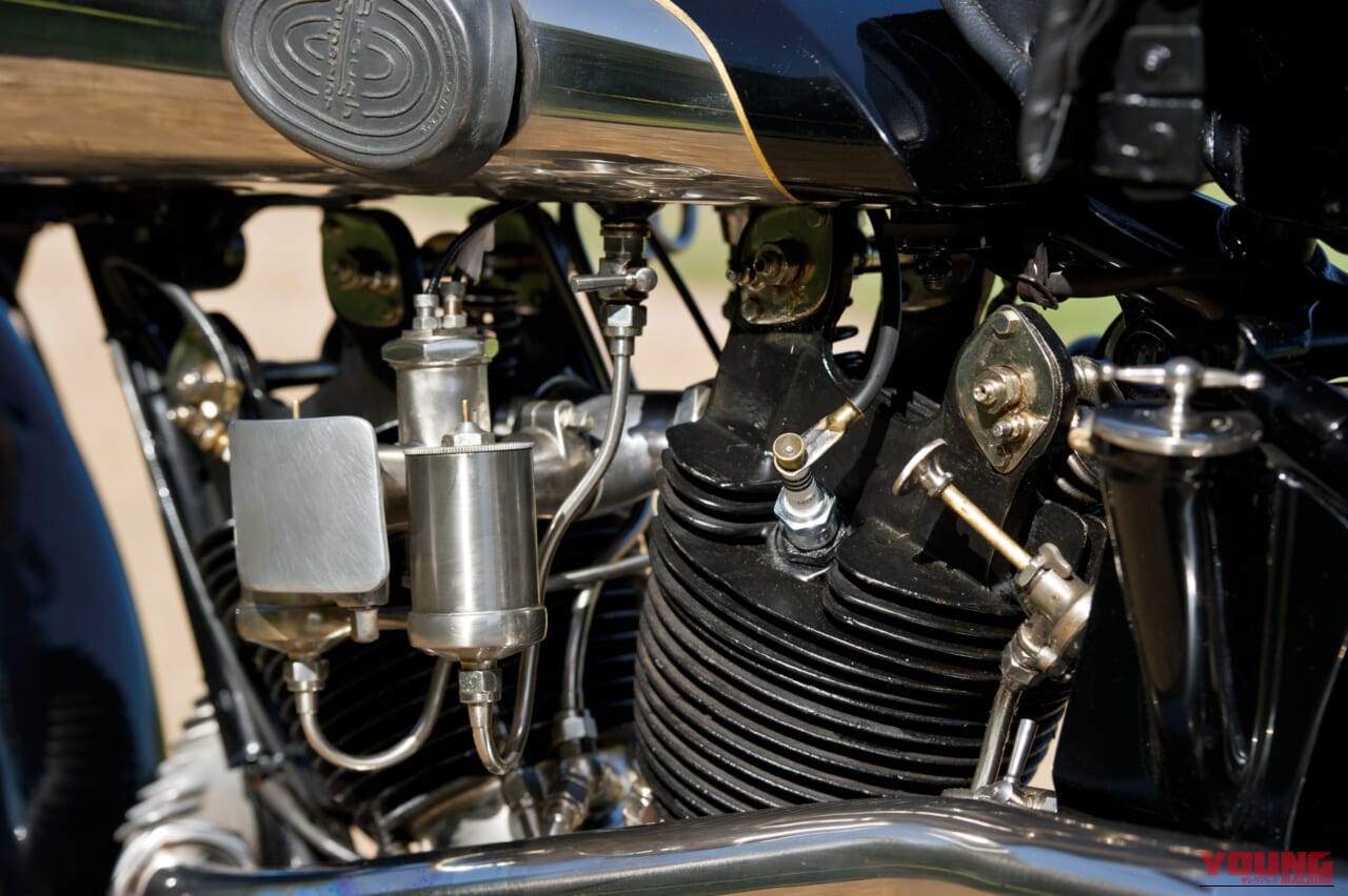 1926年モデルの、ブラウ・スーペリアSS100 アルパイン・グランドスポーツのキャブレター｜「あのロールス・ロイスをもうならせた…」100年前のスーパーバイク。妥協なき美しさと比類なきパフォーマンスを実現した［ブラウ・スーペリア SS100 アルパイン・グランドスポーツ］を紹介