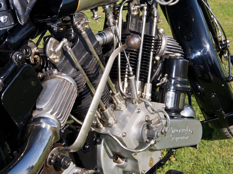 1926年モデルの、ブラウ・スーペリアSS100 アルパイン・グランドスポーツのシフトレバー｜「あのロールス・ロイスをもうならせた…」100年前のスーパーバイク。妥協なき美しさと比類なきパフォーマンスを実現した［ブラウ・スーペリア SS100 アルパイン・グランドスポーツ］を紹介
