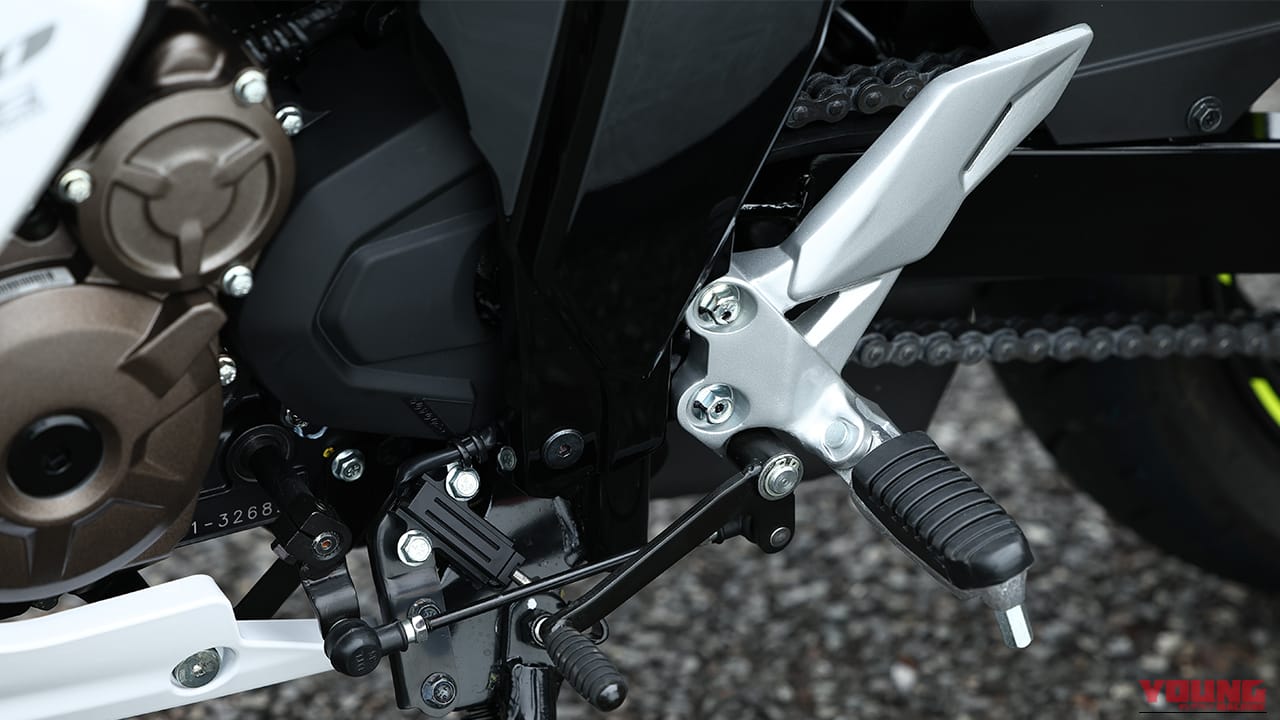 ステップバーにはラバーを装着|コスパ最強の250ccフルカウル!スズキ「ジクサーSF250」に全日本ライダー岡崎静夏が試乗「曲がりすぎない」ハンドリングと意外すぎるツアラー適性を徹底インプレ