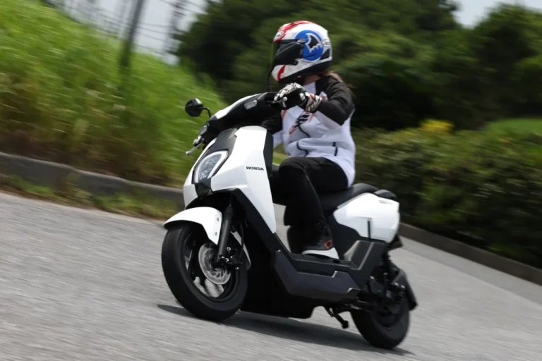 Honda ICON e:|【Dio110 Liteより安い!?】22万円の電動原付「ICON e:」をプロレーサーが徹底検証! 日常の利便性と前輪12インチの安定感