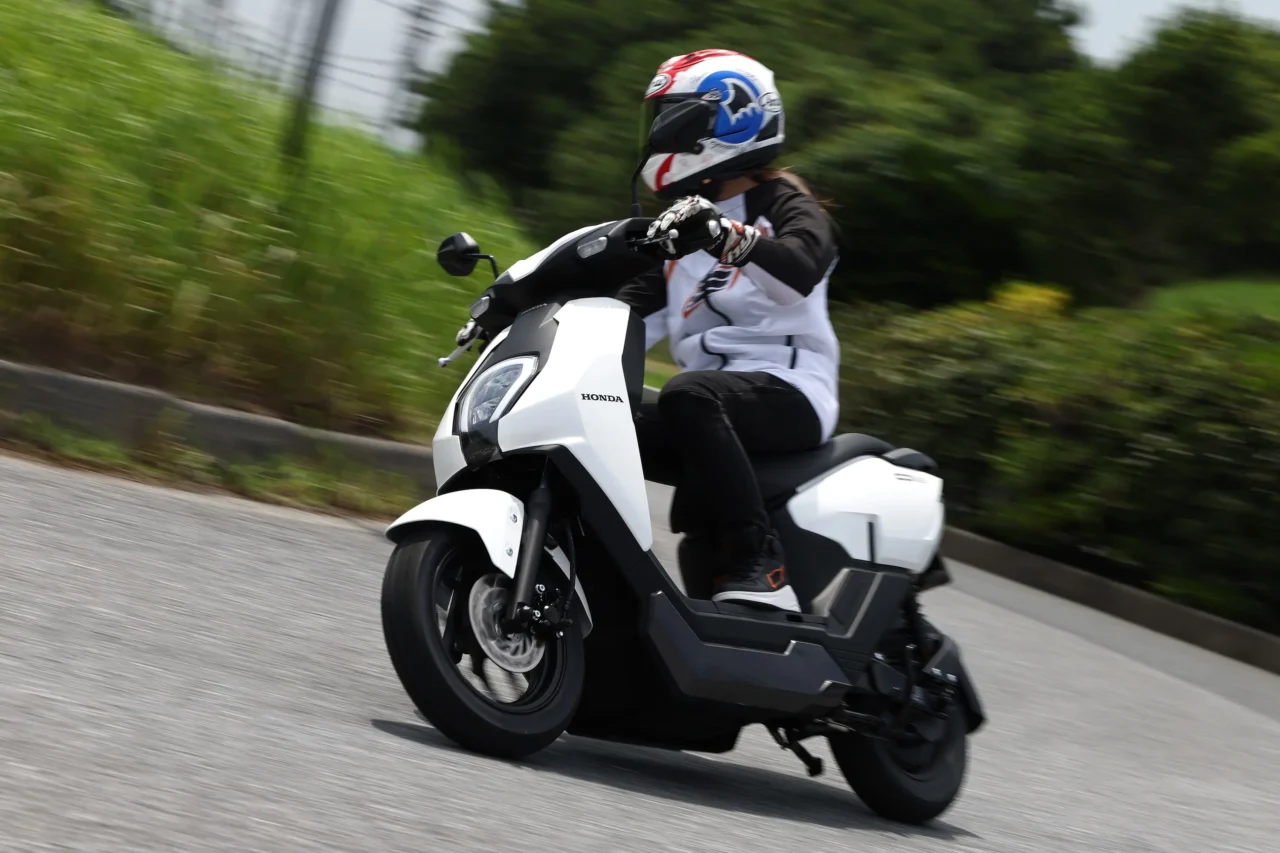 Honda ICON e:|【Dio110 Liteより安い!?】22万円の電動原付「ICON e:」をプロレーサーが徹底検証! 日常の利便性と前輪12インチの安定感