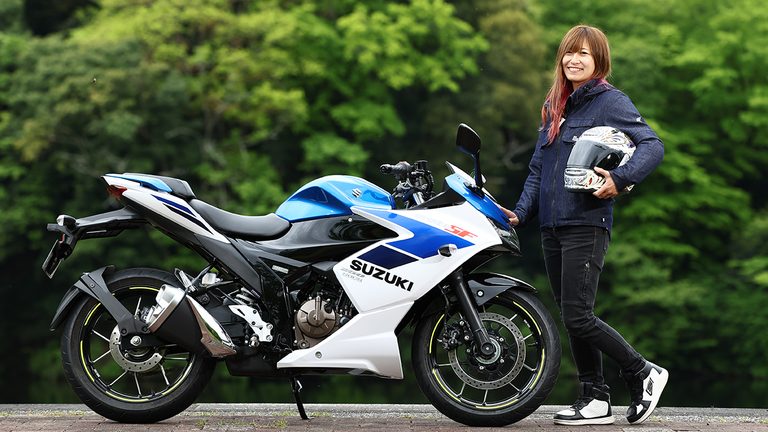 コスパ最強の250ccフルカウル！スズキ「ジクサーSF250」に全日本ライダー岡崎静夏が試乗「曲がりすぎない」ハンドリングと意外すぎるツアラー適性を徹底インプレ