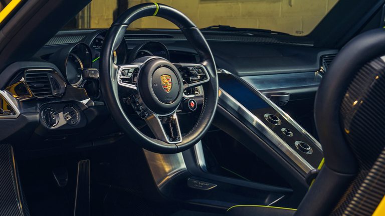 「デザインを優先？」「ただ者ではないオーラ⋯」当時大きな話題となったハイブリッドスーパーカー。とんでもないパフォーマンスを実現した［ポルシェ 918スパイダー］