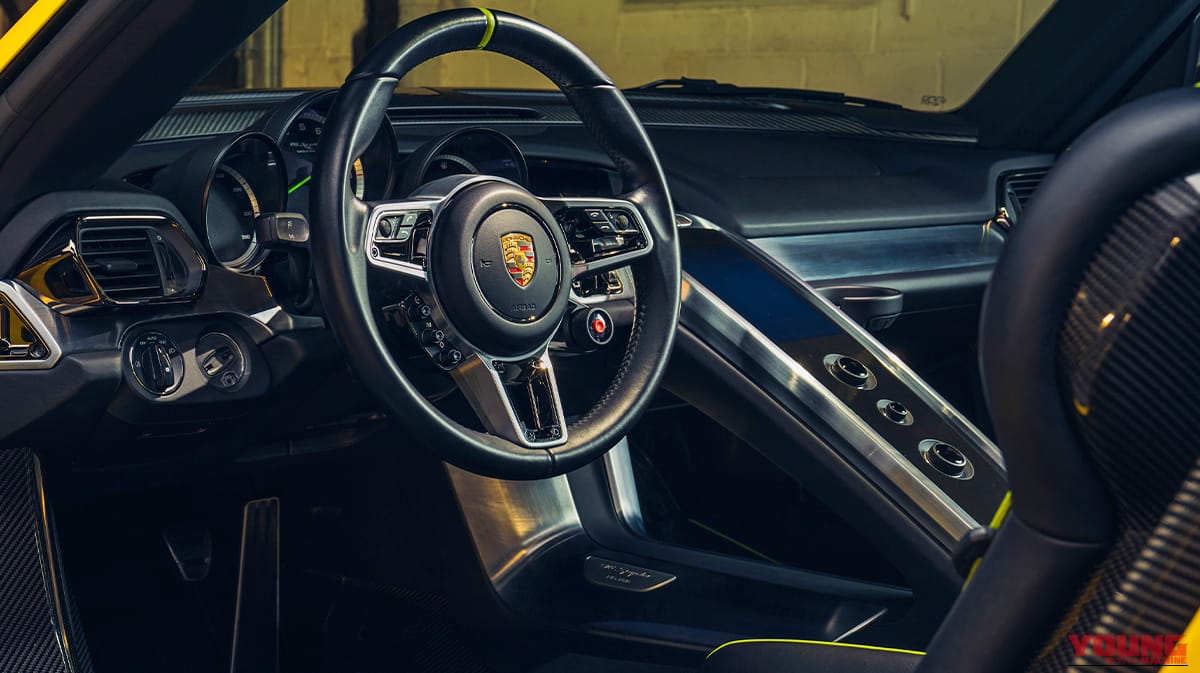 「デザインを優先？」「ただ者ではないオーラ⋯」当時大きな話題となったハイブリッドスーパーカー。とんでもないパフォーマンスを実現した［ポルシェ 918スパイダー］