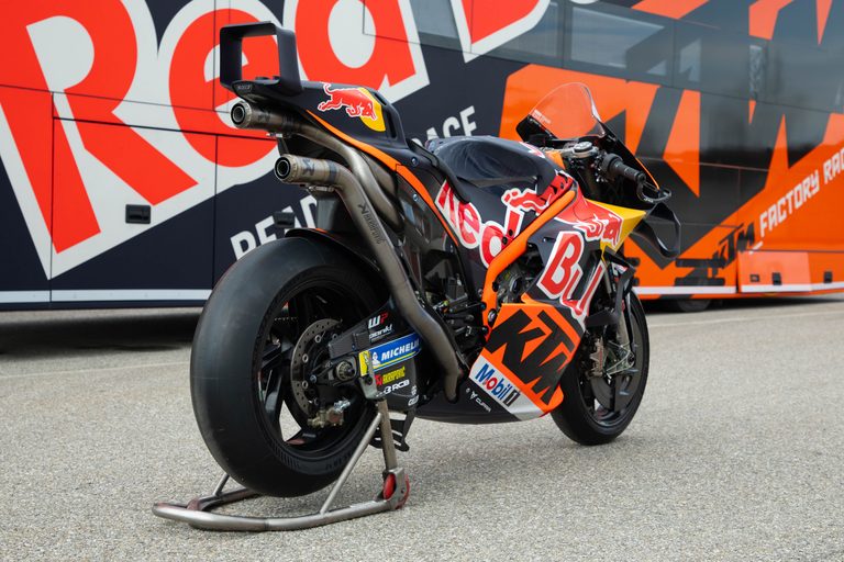 KTM RC16をリア側から撮影した写真｜「ドゥカティを脅かすほどの直線番長」MotoGP史上最高速を記録！ F1のレッドブル・レーシングと共同開発した空力を持つマシンがオークションに出品［KTM RC16］