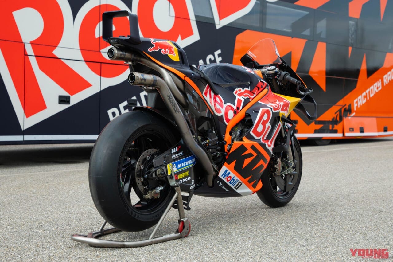 KTM RC16をリア側から撮影した写真｜「ドゥカティを脅かすほどの直線番長」MotoGP史上最高速を記録！ F1のレッドブル・レーシングと共同開発した空力を持つマシンがオークションに出品［KTM RC16］
