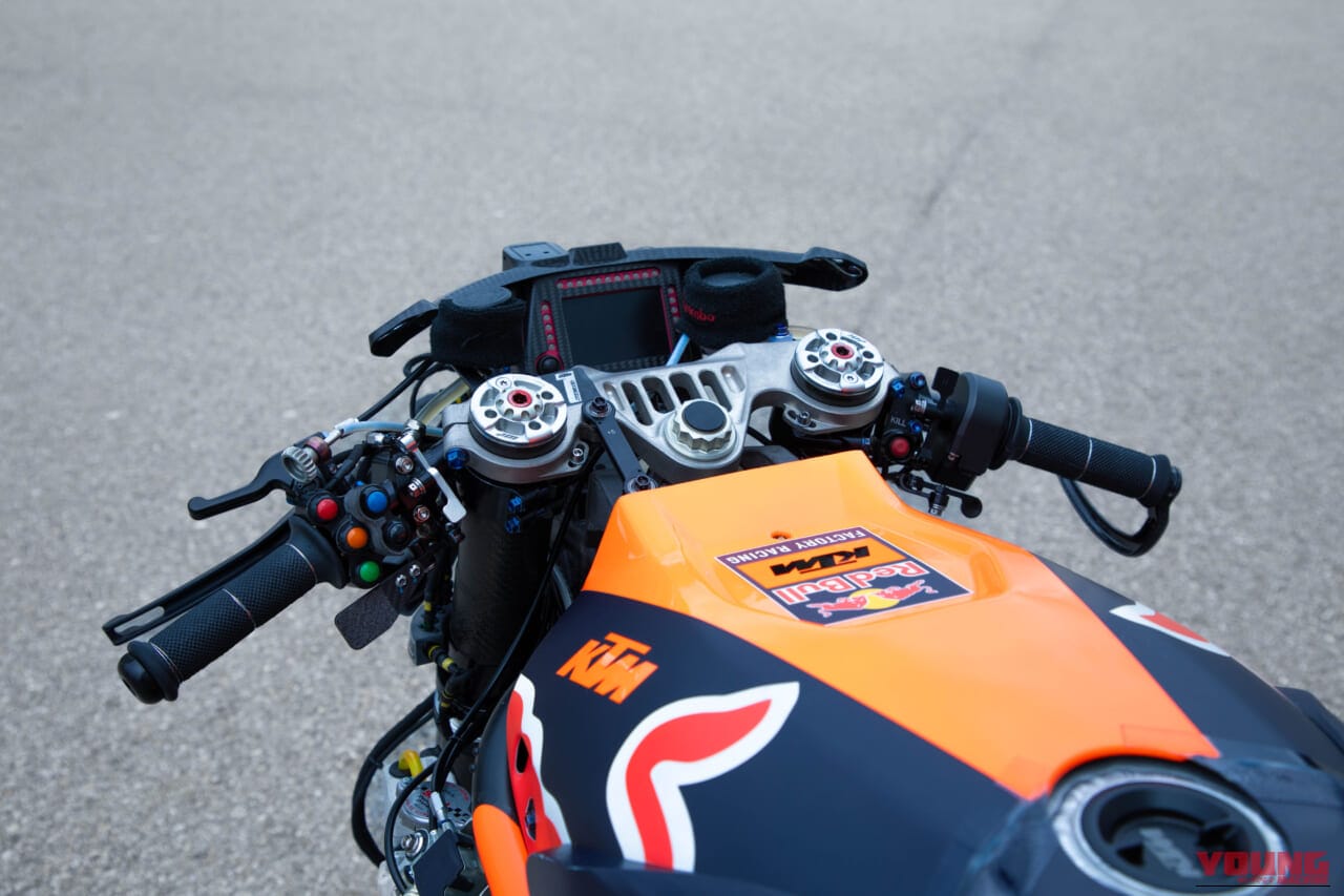 KTM RC16のハンドルからタンク部分｜「ドゥカティを脅かすほどの直線番長」MotoGP史上最高速を記録！ F1のレッドブル・レーシングと共同開発した空力を持つマシンがオークションに出品［KTM RC16］