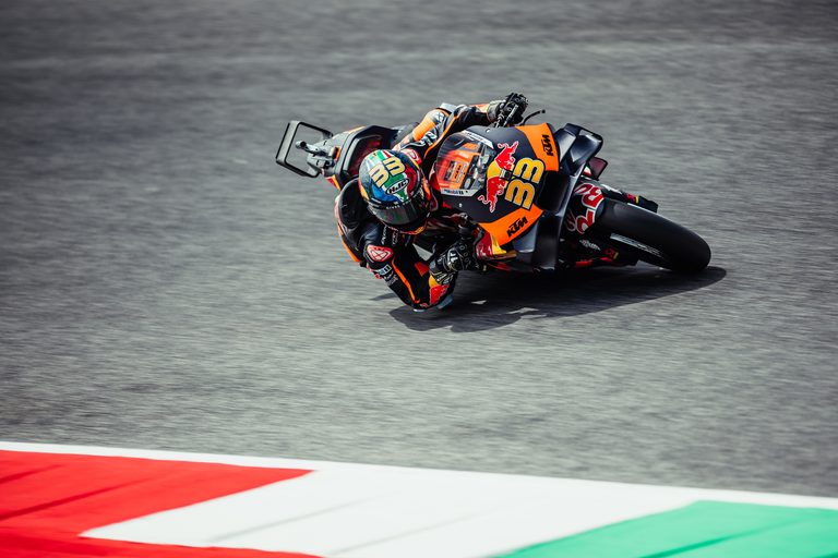 2023年、MotoGPムジェロで最高速度記録を樹立したときの、KTM RC16に乗るブラッド・ビンダー選手の走行シーン｜「ドゥカティを脅かすほどの直線番長」MotoGP史上最高速を記録！ F1のレッドブル・レーシングと共同開発した空力を持つマシンがオークションに出品［KTM RC16］