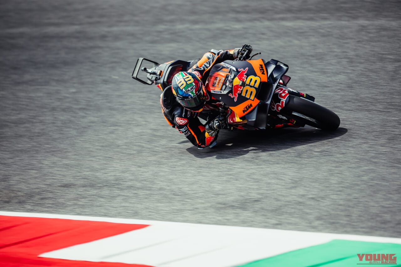 2023年、MotoGPムジェロで最高速度記録を樹立したときの、KTM RC16に乗るブラッド・ビンダー選手の走行シーン｜「ドゥカティを脅かすほどの直線番長」MotoGP史上最高速を記録！ F1のレッドブル・レーシングと共同開発した空力を持つマシンがオークションに出品［KTM RC16］