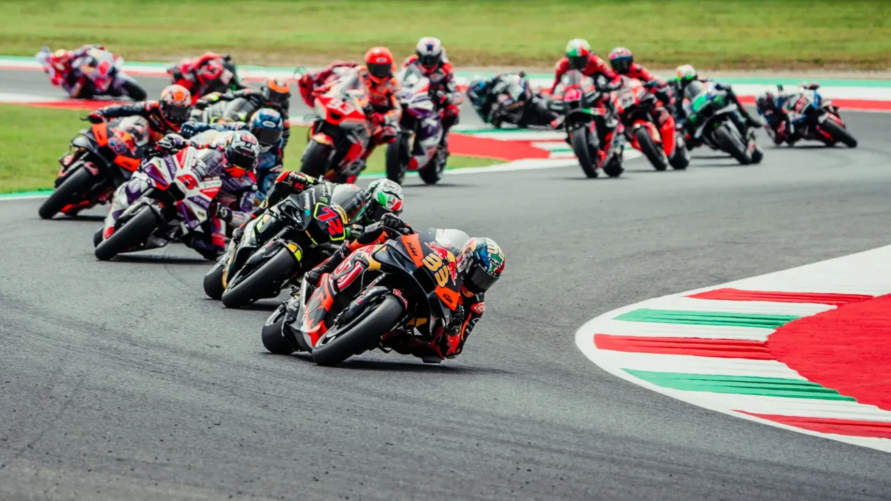 MotoGPの様子｜「ドゥカティを脅かすほどの直線番長」MotoGP史上最高速を記録！ F1のレッドブル・レーシングと共同開発した空力を持つマシンがオークションに出品［KTM RC16］