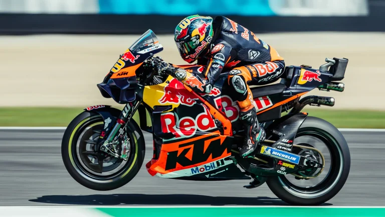 KTM RC16に乗るブラッド・ビンダー選手の走行シーン｜「ドゥカティを脅かすほどの直線番長」MotoGP史上最高速を記録！ F1のレッドブル・レーシングと共同開発した空力を持つマシンがオークションに出品［KTM RC16］