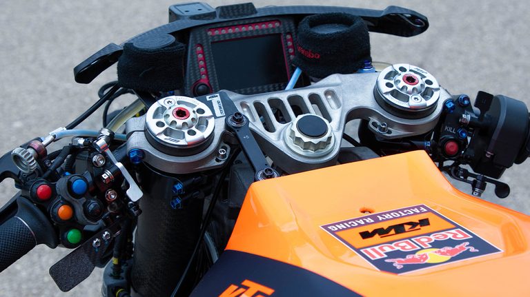 「ドゥカティを脅かすほどの直線番長」MotoGP史上最高速を記録！ F1のレッドブル・レーシングと共同開発した空力を持つマシンがオークションに出品［KTM RC16］