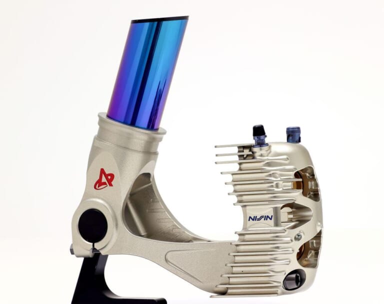 JSB1000でポール獲得のレース技術を解禁! AstemoがEICMA2026で披露する「機能協調設計」フロントエンドと意匠モノブロックキャリパーの造形美｜JSB1000でポール獲得のレース技術を解禁! AstemoがEICMA2026で披露する「機能協調設計」フロントエンドと意匠モノブロックキャリパーの造形美