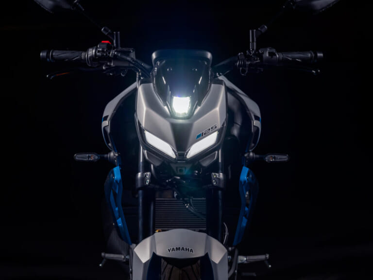 YAMAHA MT-125｜鋭い眼光のフロントマスクとレッドラインホワイト導入! VVA搭載125ccストリートファイター「MT-125」が2027年モデルでさらに進化【海外】