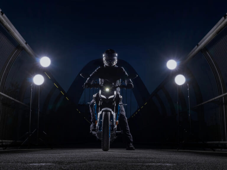 YAMAHA MT-125｜鋭い眼光のフロントマスクとレッドラインホワイト導入! VVA搭載125ccストリートファイター「MT-125」が2027年モデルでさらに進化【海外】