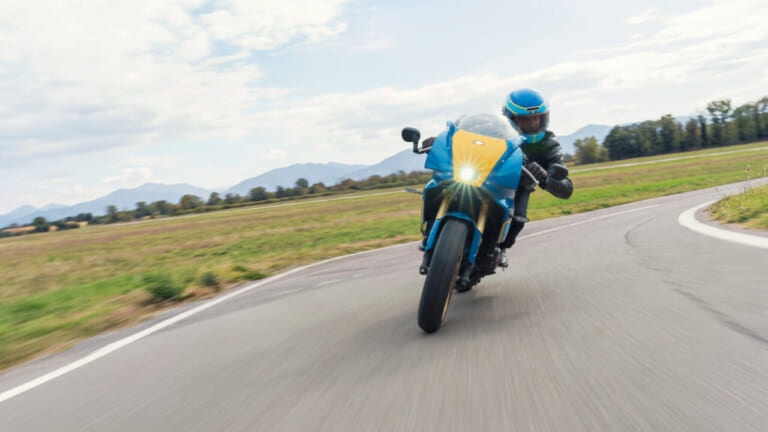 YAMAHA XSR900 GP｜シルバーフレームとイエローゼッケンが映える! C.サロンのソノート・ヤマハを再現した「XSR900 GP」ゴロワーズカラーが欧州で登場【海外】