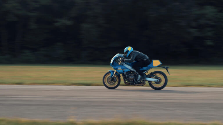 YAMAHA XSR900 GP｜シルバーフレームとイエローゼッケンが映える! C.サロンのソノート・ヤマハを再現した「XSR900 GP」ゴロワーズカラーが欧州で登場【海外】