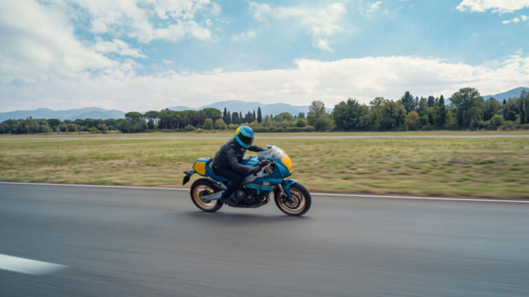 YAMAHA XSR900 GP｜シルバーフレームとイエローゼッケンが映える! C.サロンのソノート・ヤマハを再現した「XSR900 GP」ゴロワーズカラーが欧州で登場【海外】
