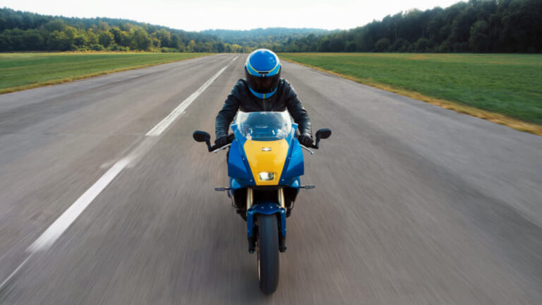 YAMAHA XSR900 GP｜シルバーフレームとイエローゼッケンが映える! C.サロンのソノート・ヤマハを再現した「XSR900 GP」ゴロワーズカラーが欧州で登場【海外】