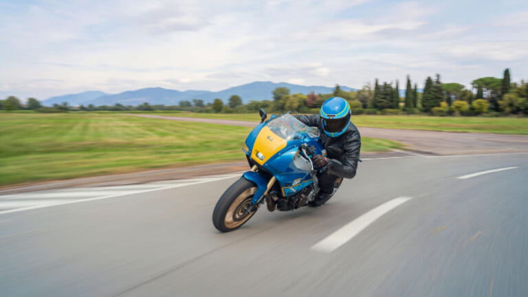 YAMAHA XSR900 GP｜シルバーフレームとイエローゼッケンが映える! C.サロンのソノート・ヤマハを再現した「XSR900 GP」ゴロワーズカラーが欧州で登場【海外】