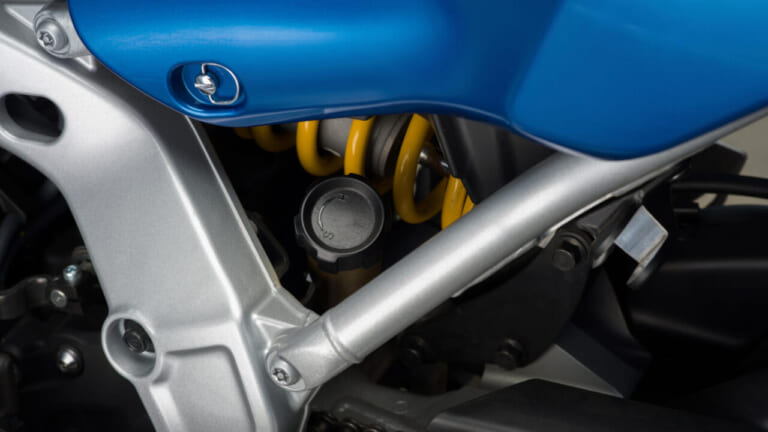 YAMAHA XSR900 GP｜シルバーフレームとイエローゼッケンが映える! C.サロンのソノート・ヤマハを再現した「XSR900 GP」ゴロワーズカラーが欧州で登場【海外】