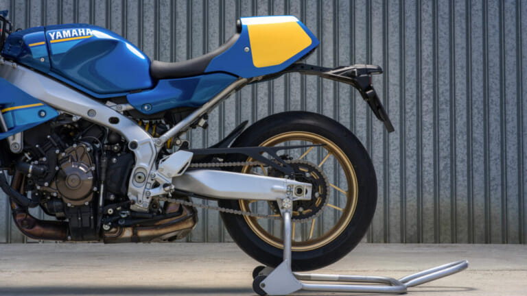 YAMAHA XSR900 GP|シルバーフレームとイエローゼッケンが映える! C.サロンのソノート・ヤマハを再現した「XSR900 GP」ゴロワーズカラーが欧州で登場【海外】