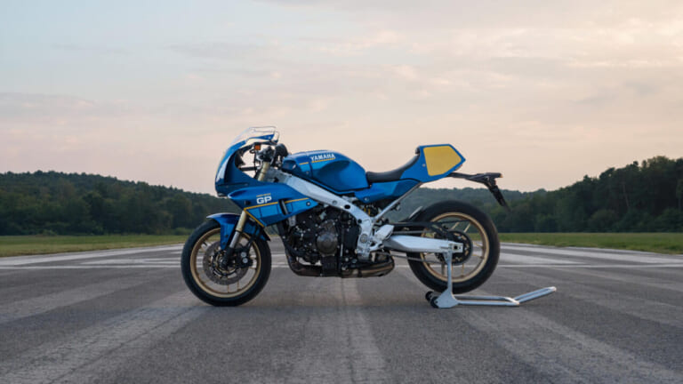 YAMAHA XSR900 GP|シルバーフレームとイエローゼッケンが映える! C.サロンのソノート・ヤマハを再現した「XSR900 GP」ゴロワーズカラーが欧州で登場【海外】